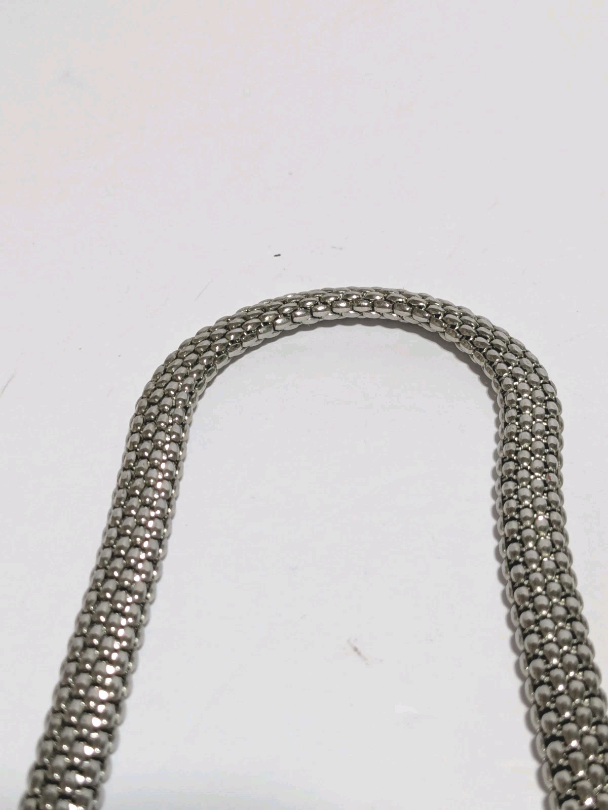 Silver Tone Popcorn Style Chain Necklace With Gold Tone Bow Accents 16″.