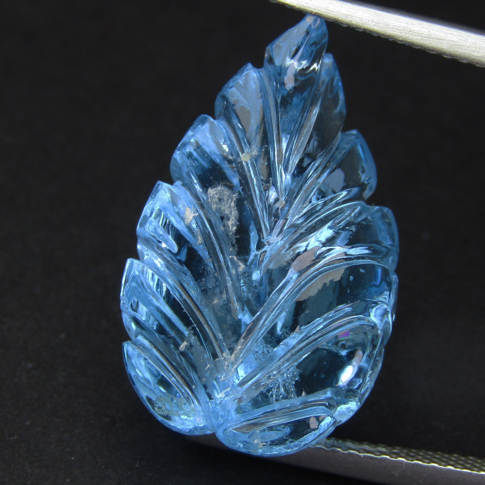 20.42Cts Flashing Natural Swiss Blue Topaz 21x14x7.7mm Leaf Carving Gemstone-VDO
