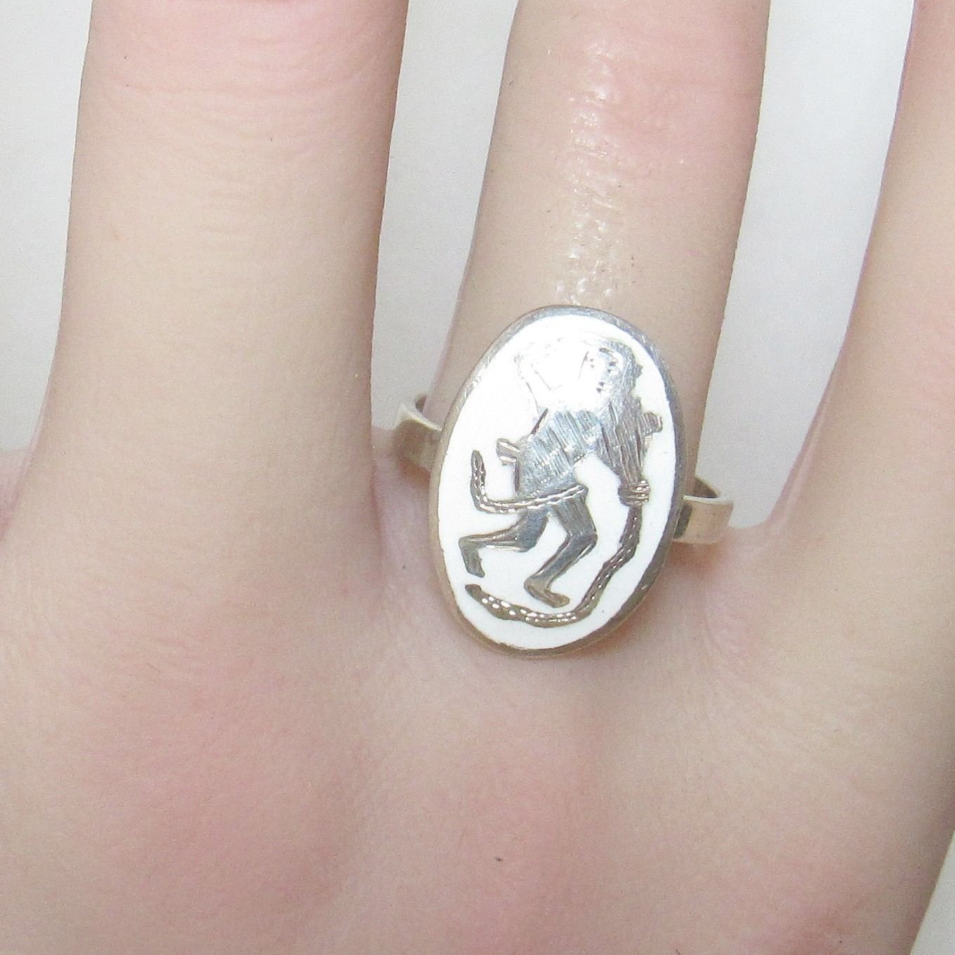 SIAM 1960s Sterling Silver White Enamel Aquarius The Water Bearer Zodiac Ring