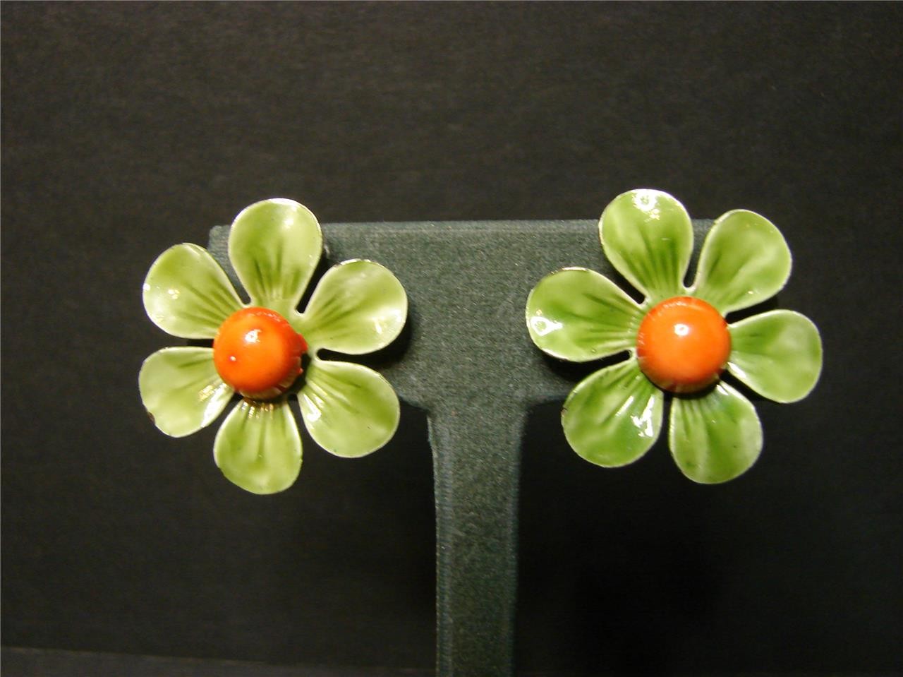 Vintage Retro Mod 60’s Green & Orange Enamel Metal Daisy Flower Clip On Earrings