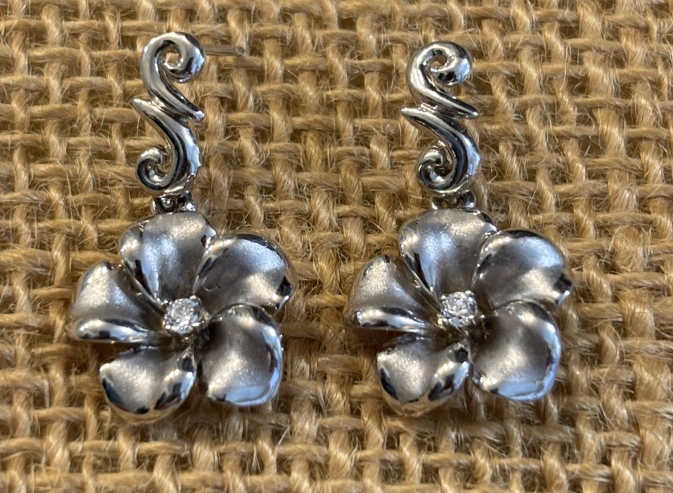 14 Karat Solid White Gold Hawaiian Heirloom Plumeria Flower Earrings 4.4g