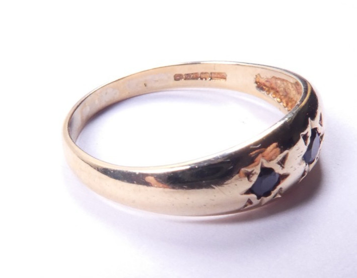 Ring 9 carat yellow gold size N to N 1/2 3 stone sapphire Victorian style