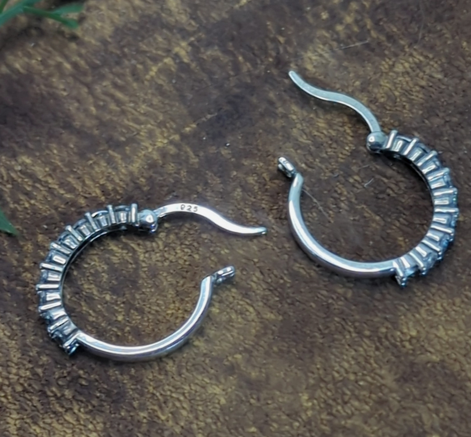 925 Stamped Sterling Silver Zirconia Small Hoop Earrings 3/4″ Diameter Used 2.5