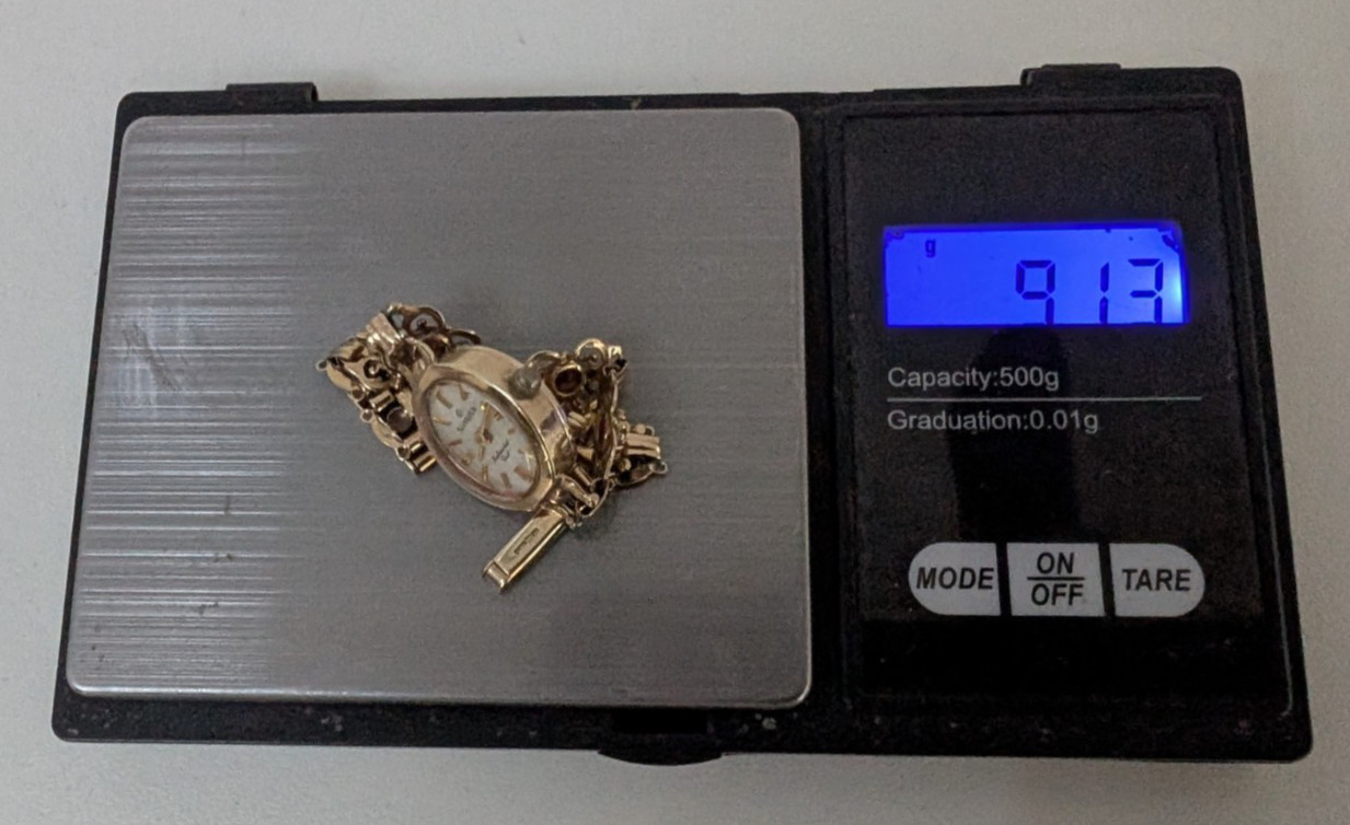 Vintage 9ct Gold & Garnet Sovereign Ladies Watch