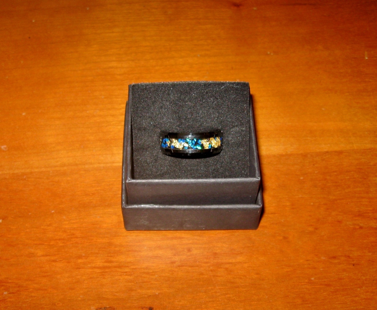 Men’s Ring Silvertone Trim Band Sz 9 Blue w Gold Leaf Flakes Modern Wedding Ring