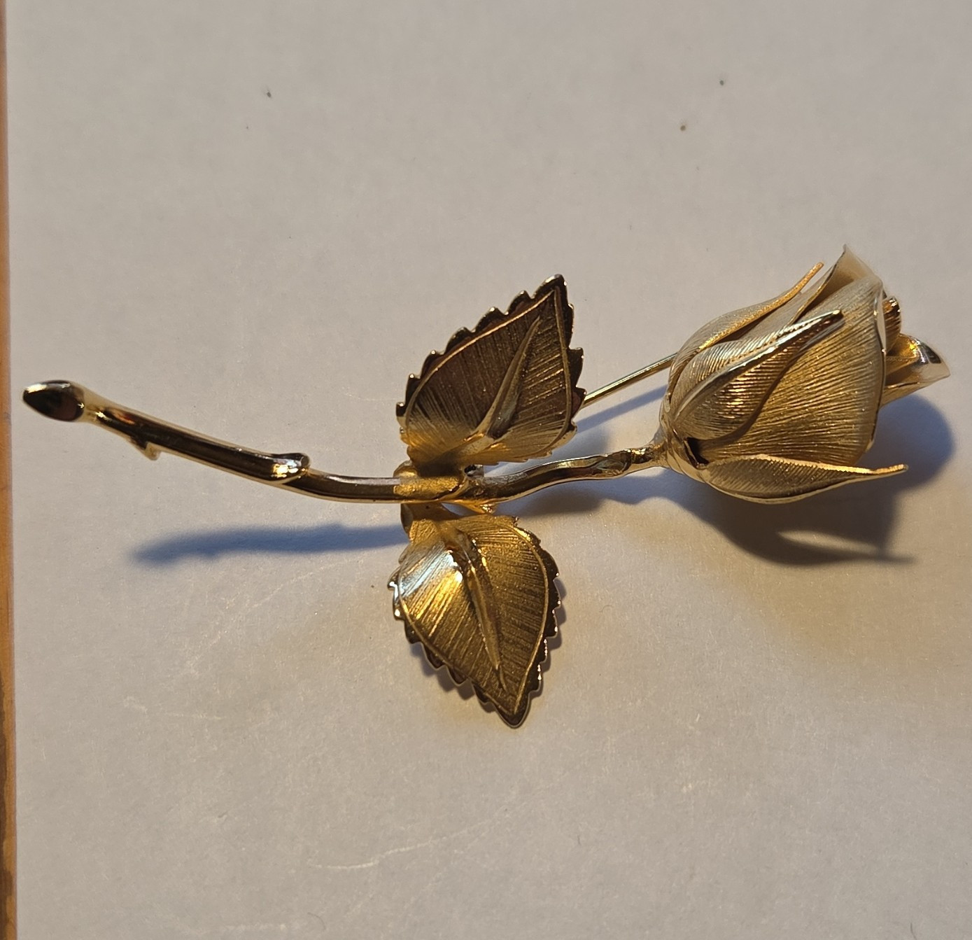 GIOVANN Gold Tone Rose Flower Brooch Pin Metal Leaves Flowers & Plants No Stone