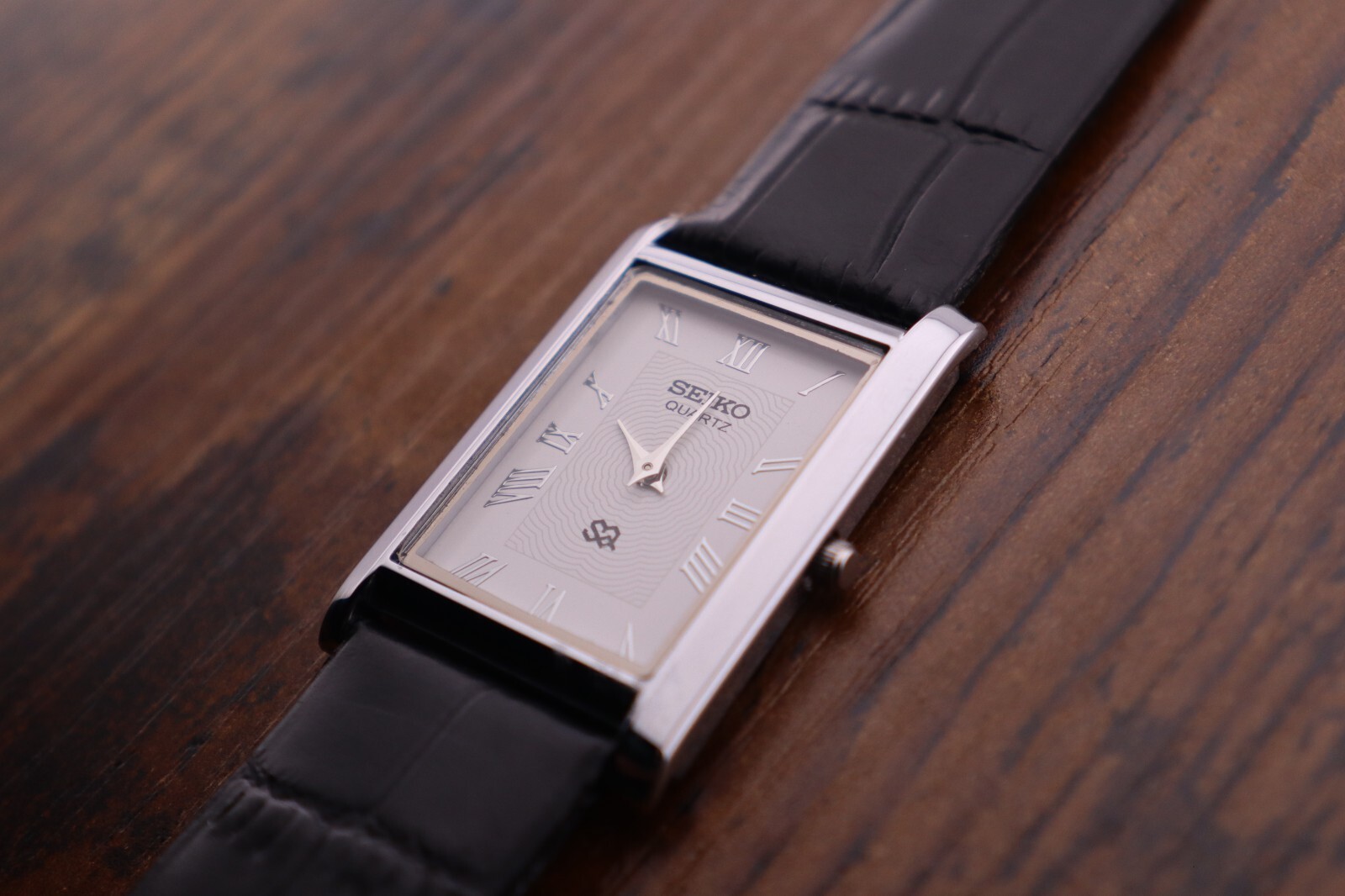 Vintage Men Seiko Quartz Slim Tank White Dial Black leather Dress Watch