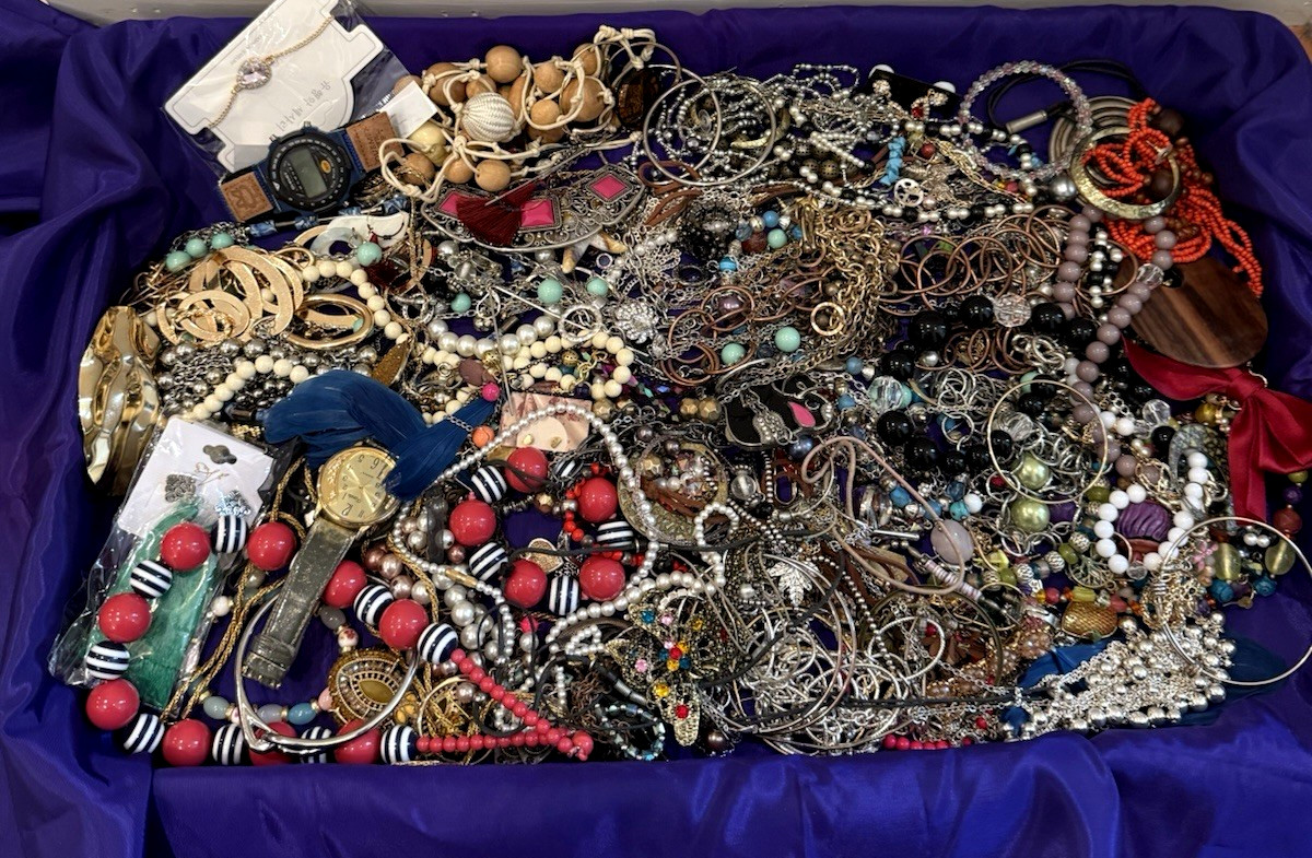 Vintage to Now Unsearched Untested Jewelry Lot D, 5 lb. 9 oz.