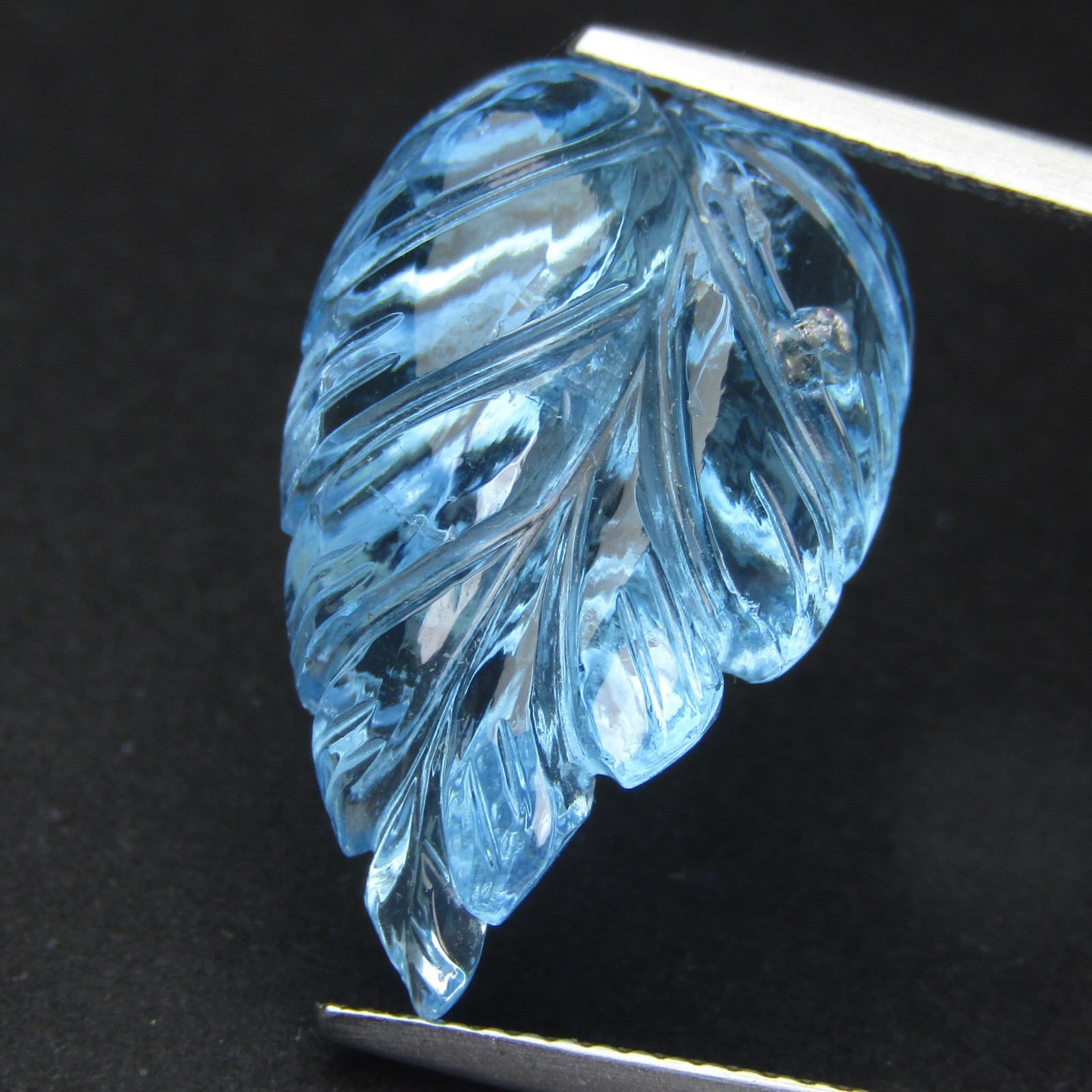 20.42Cts Flashing Natural Swiss Blue Topaz 21x14x7.7mm Leaf Carving Gemstone-VDO