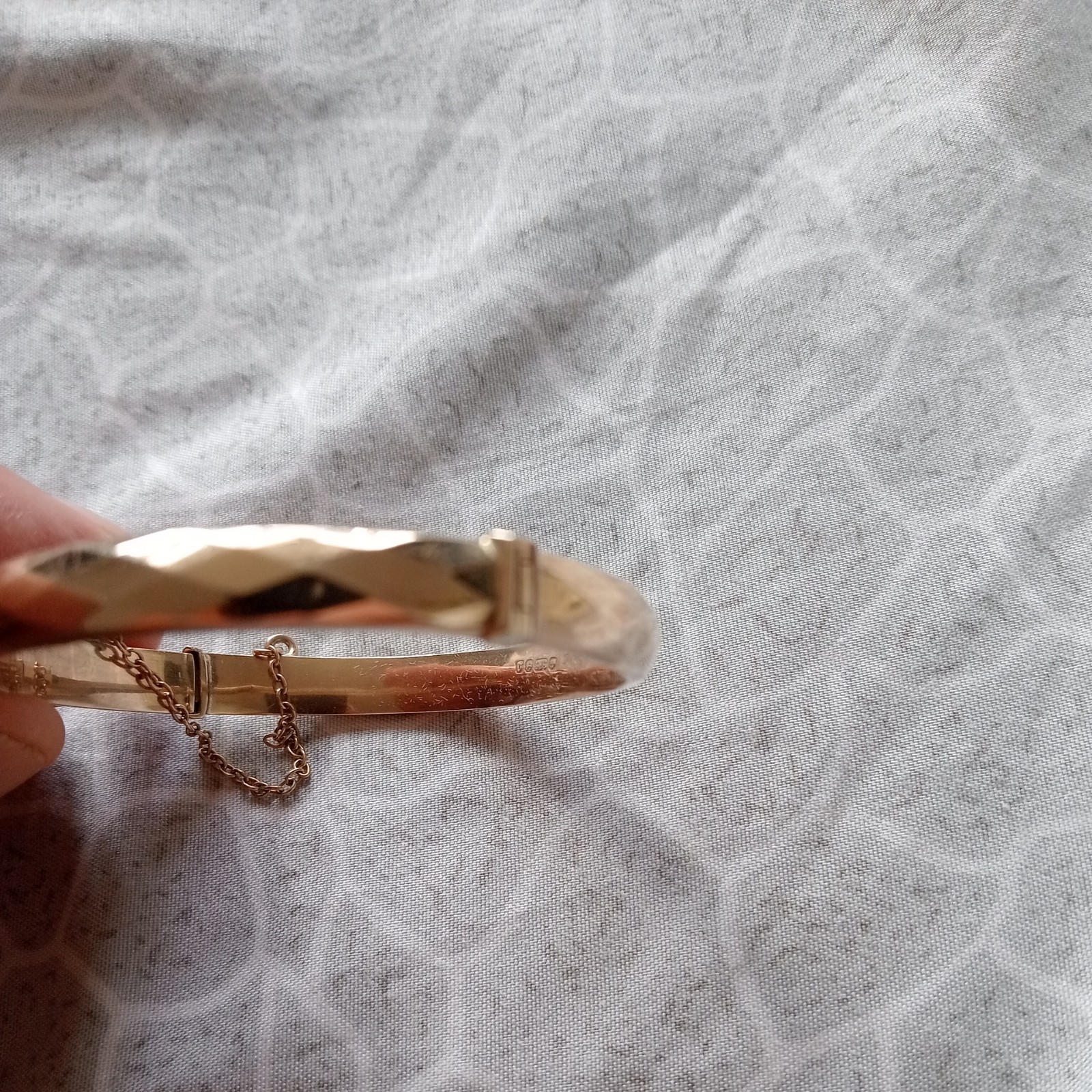Gold Bangle 9 Carat Hinged Yellow 6mm Oval , 9.68 grams