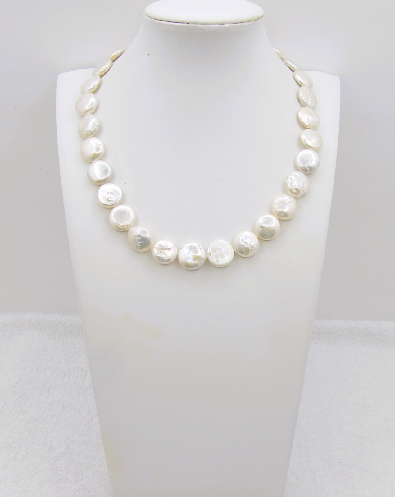 17 inches long White Coin Genuine Freshwater Pearl Necklace Jewelry NK613