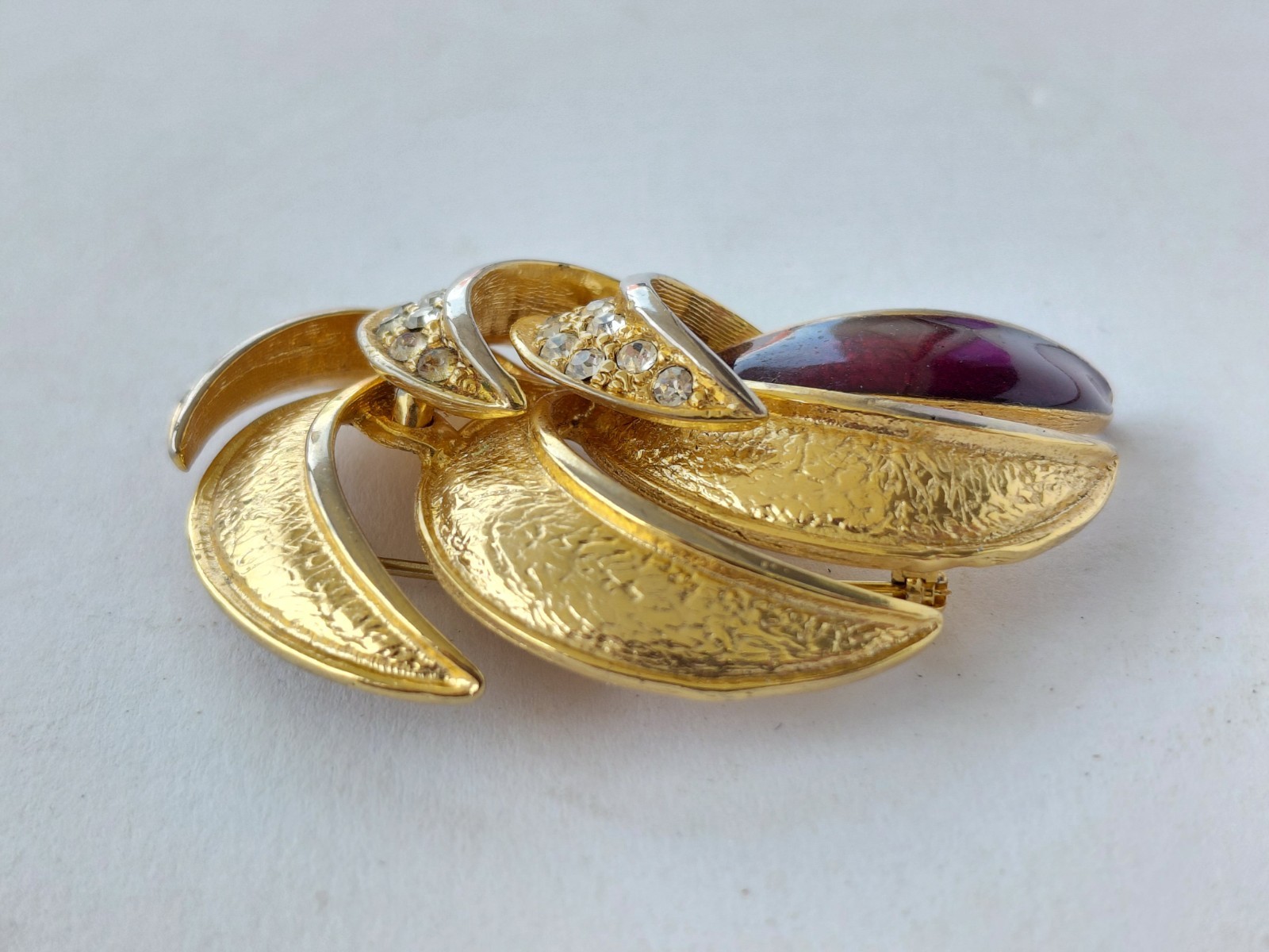 Vintage Brooch Unsigned Gold Tone Clear Rhinestones Burgundy Enamel Swirl Wave