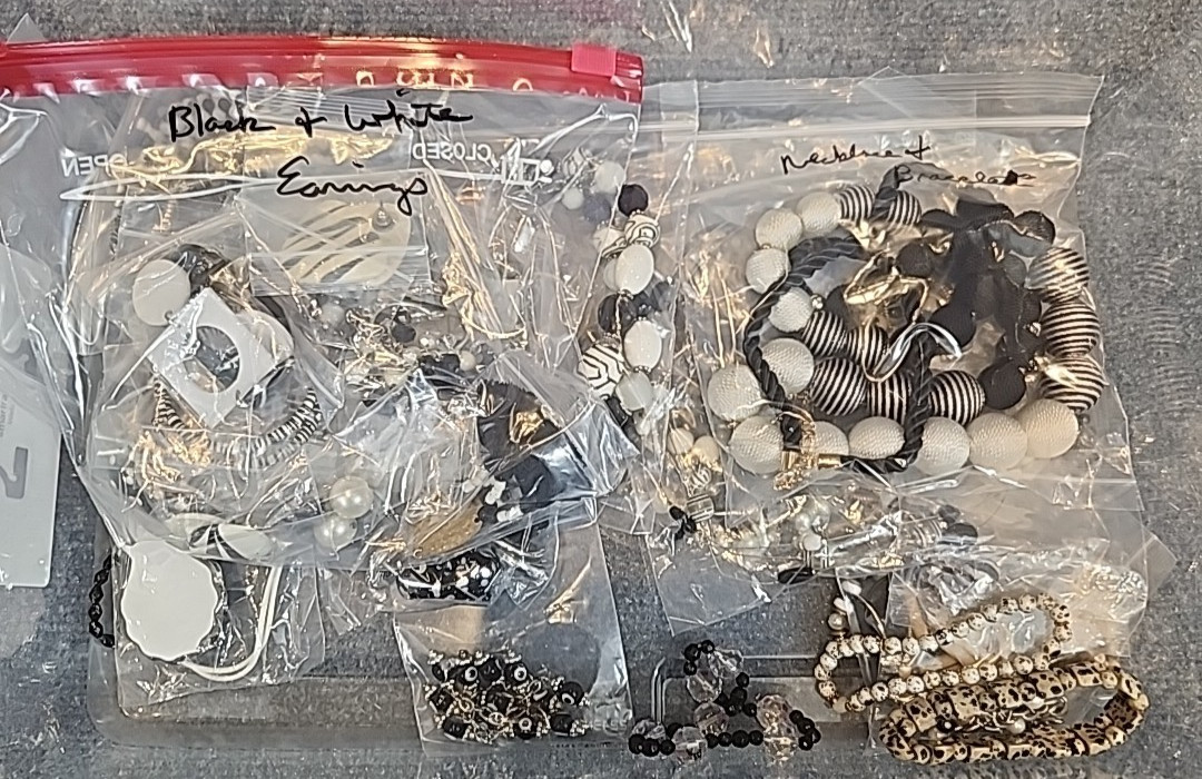 Jewelry Wearable Black & White Collection 5 Lbs Lot #3879 See Description