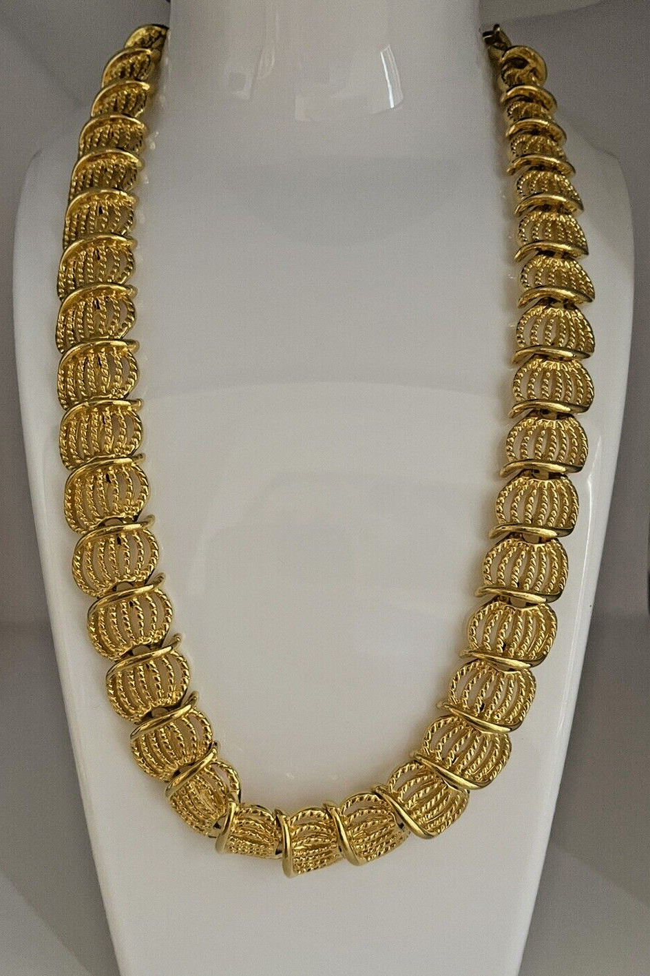 Vintage Napier 1980s Scalloped Gold Tone Necklace 17″ Unsigned