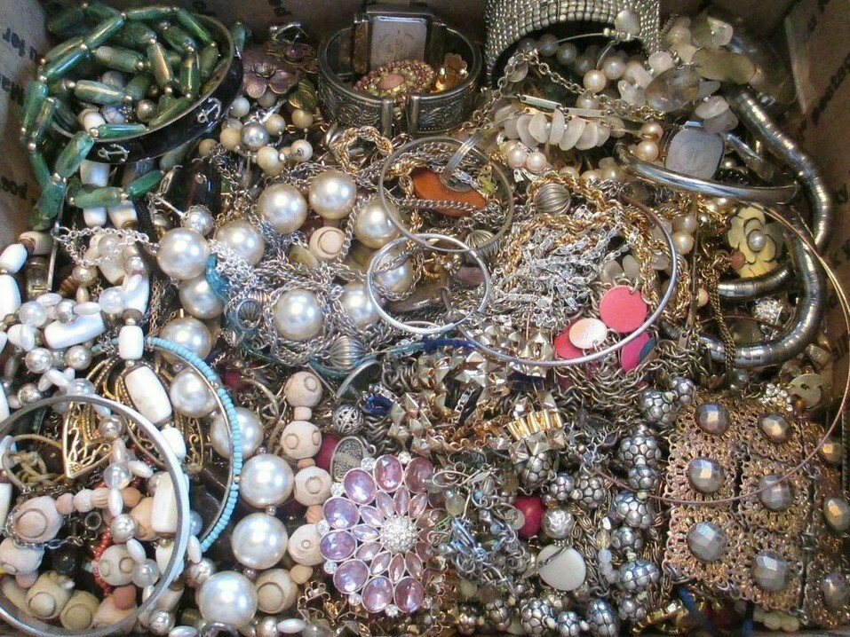 UNTESTED Vintage Modern Jewelry Junk Craft Lot Pieces Part Brooches Bracelet +++