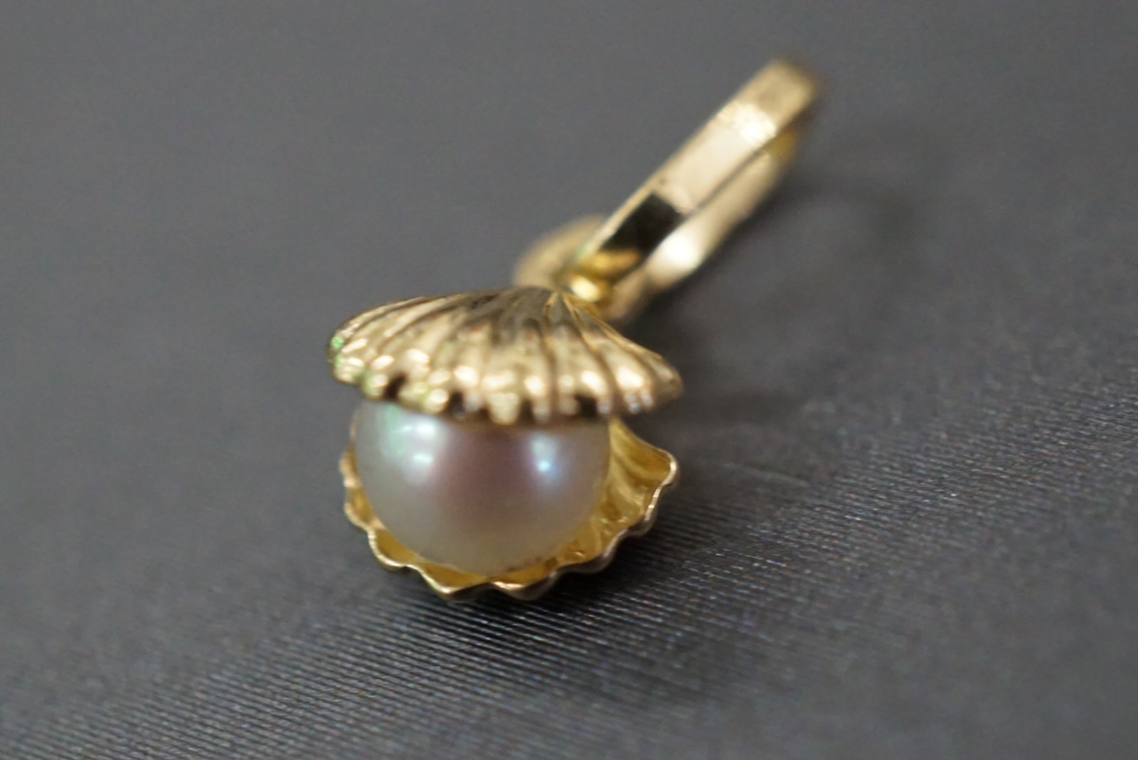 14K Solid Yellow Gold 3D Tiny Shell With 5MM Pearl 0.5″ Charm Pendant.