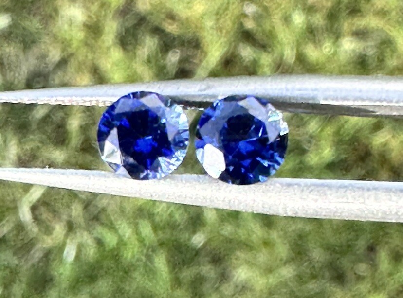 1.23 Ct (5mm Rounds) Royal Blue Sapphire/heat Only (2pcs)