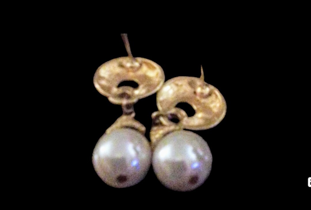 Caravanas fantasia golden pearl earrings. drop pearl. regular $2000