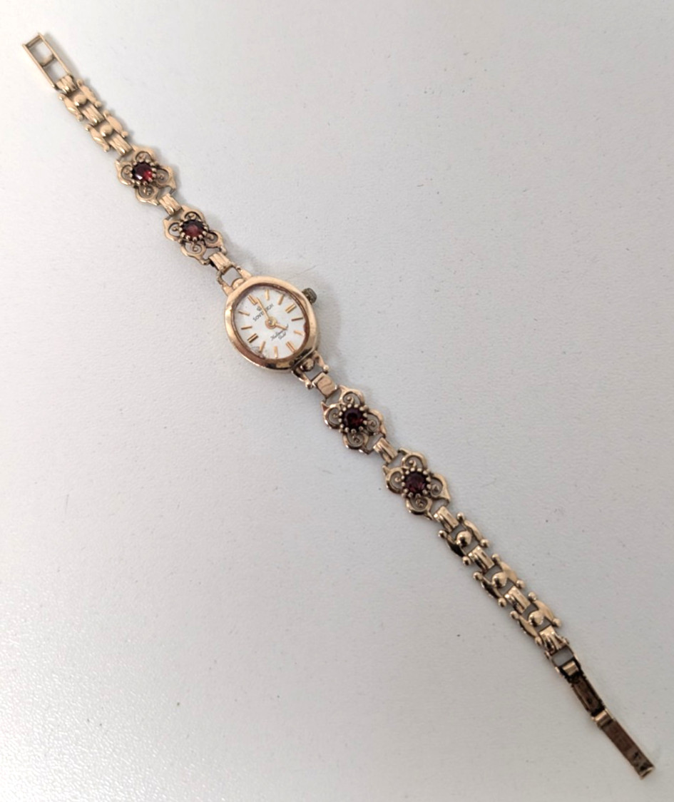 Vintage 9ct Gold & Garnet Sovereign Ladies Watch
