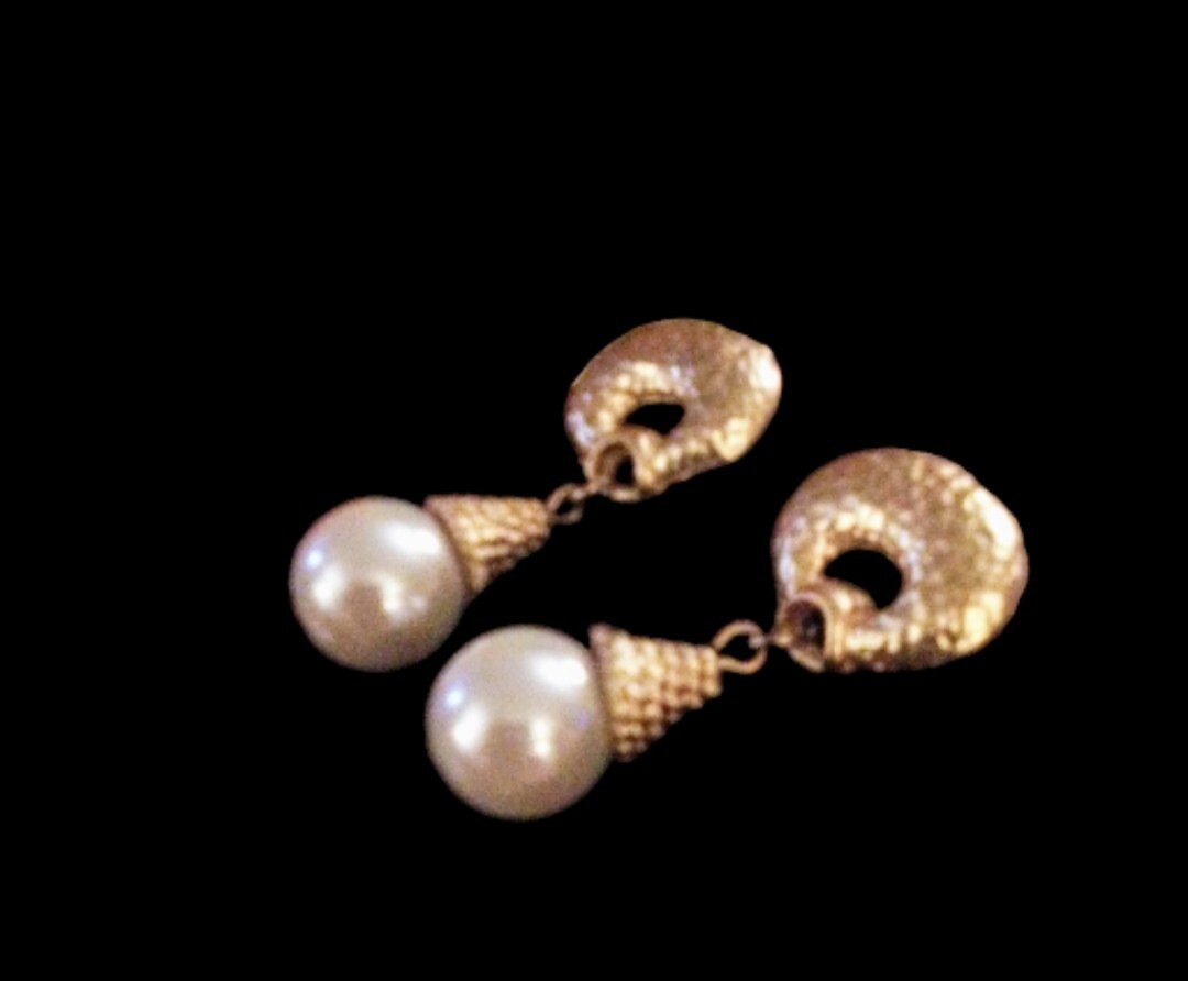 Caravanas fantasia golden pearl earrings. drop pearl. regular $2000