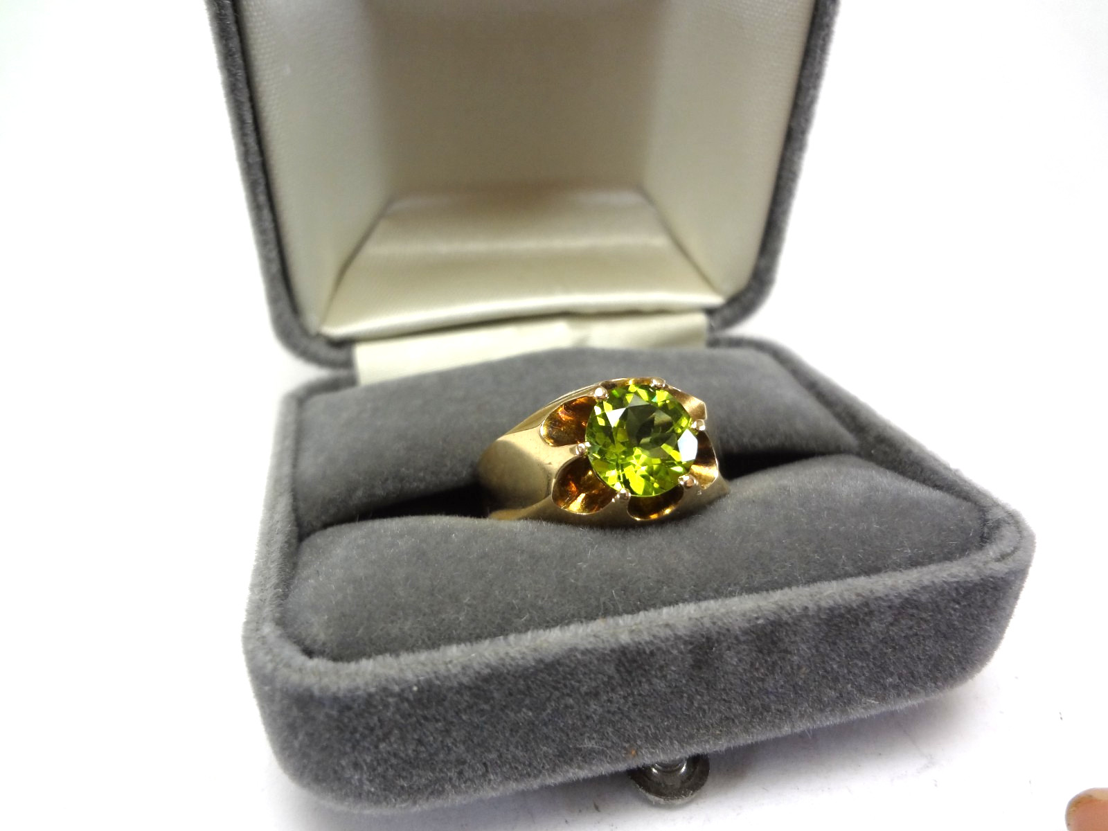 10K SOLID GOLD- PERIDOT IN A BELCHER STYLE RING – 7.30 GRAMS – SIZE 11.5 – F91