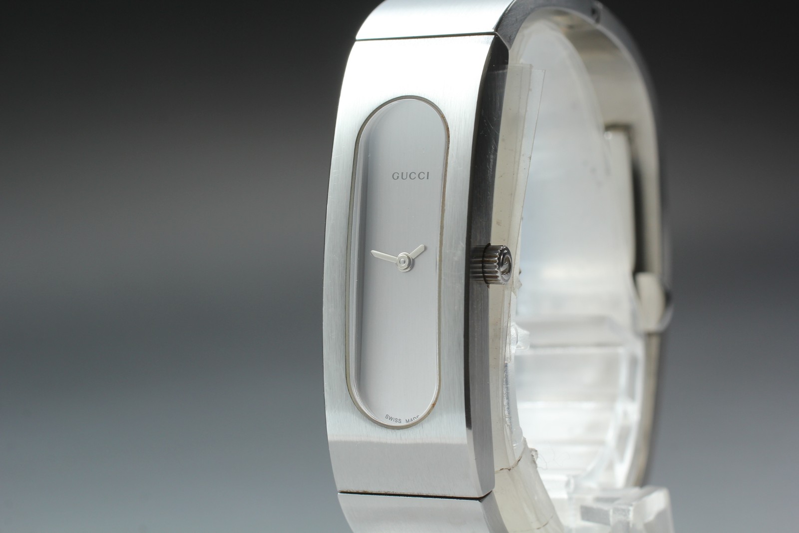 [Near MINT] GUCCI 2400S 14mm Silver Dial Quartz Bangle Women’s Vintage Watch