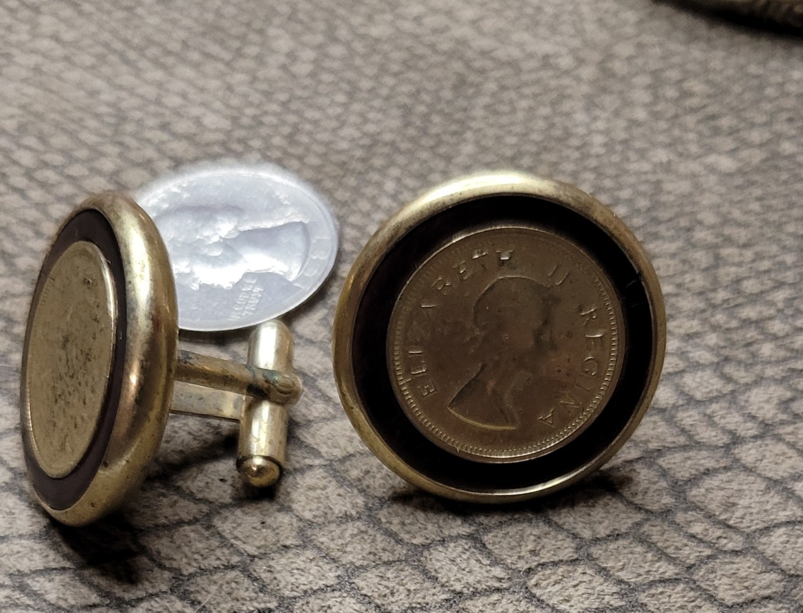 Vintage gold Elizabeth II Regina ENGLAND UK Great Britain COIN CUFF LINKS