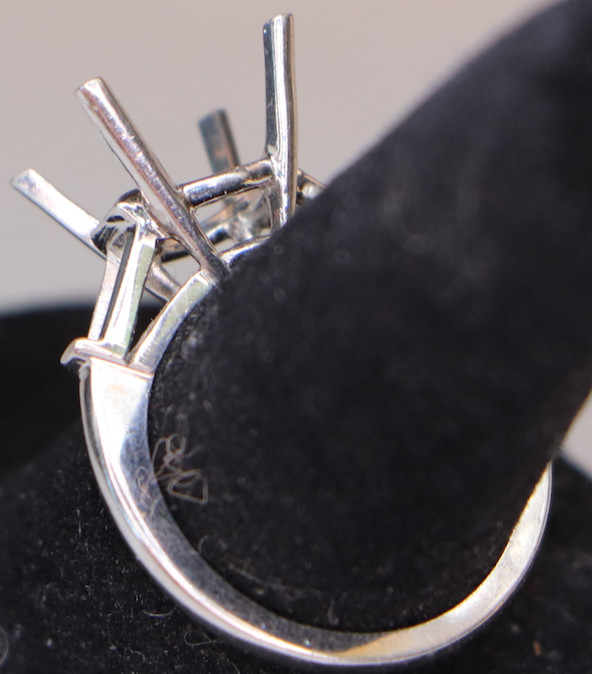 Heavy 5.75g Irid-Platinum Semi-Mount – 8ct Capacity – Tapered Baguette Accents