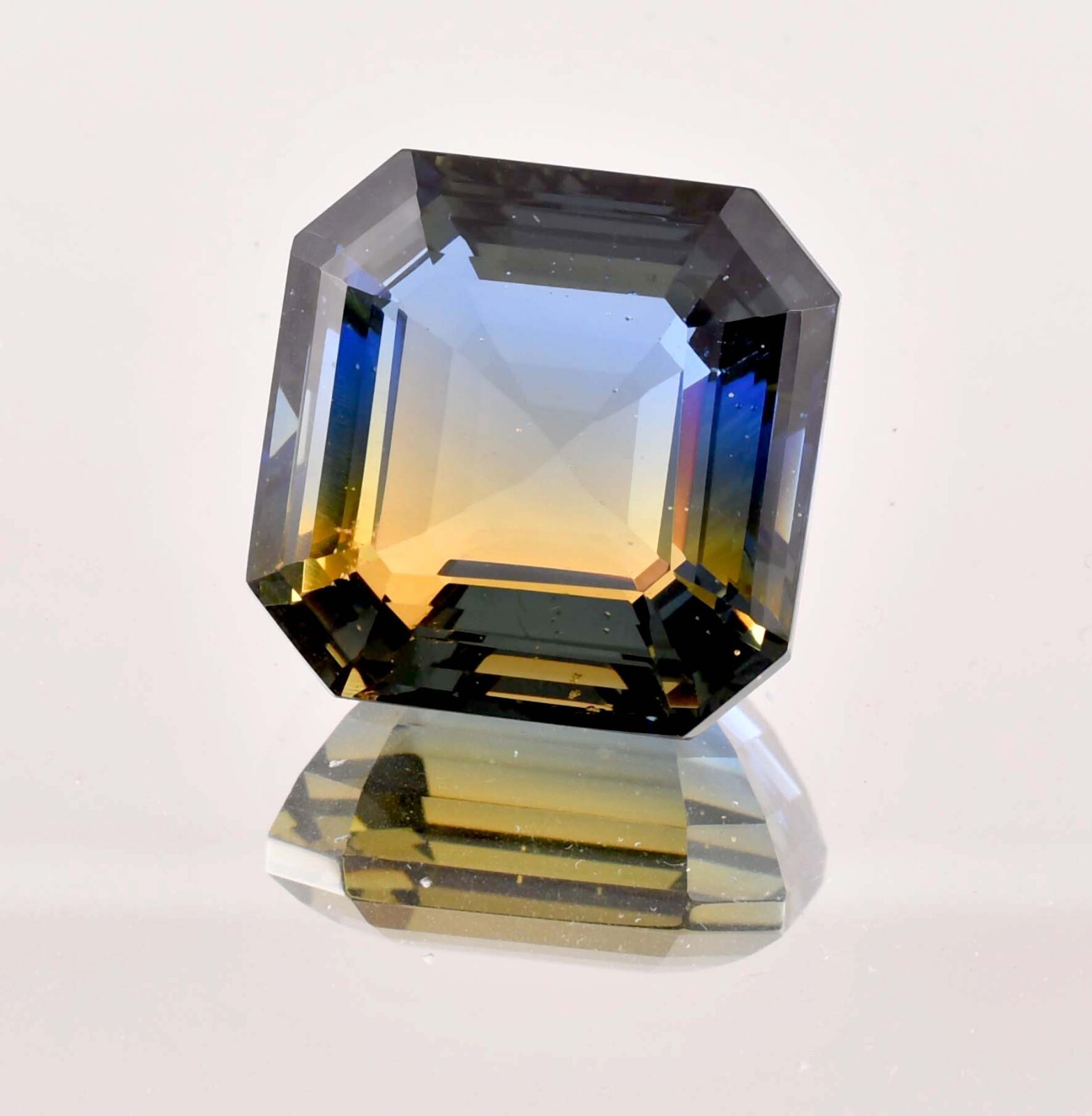 AAA 26 x 26 mm Natural Bi-Color 83.55 Ct Flawless Sapphire Gemstone GITcertified