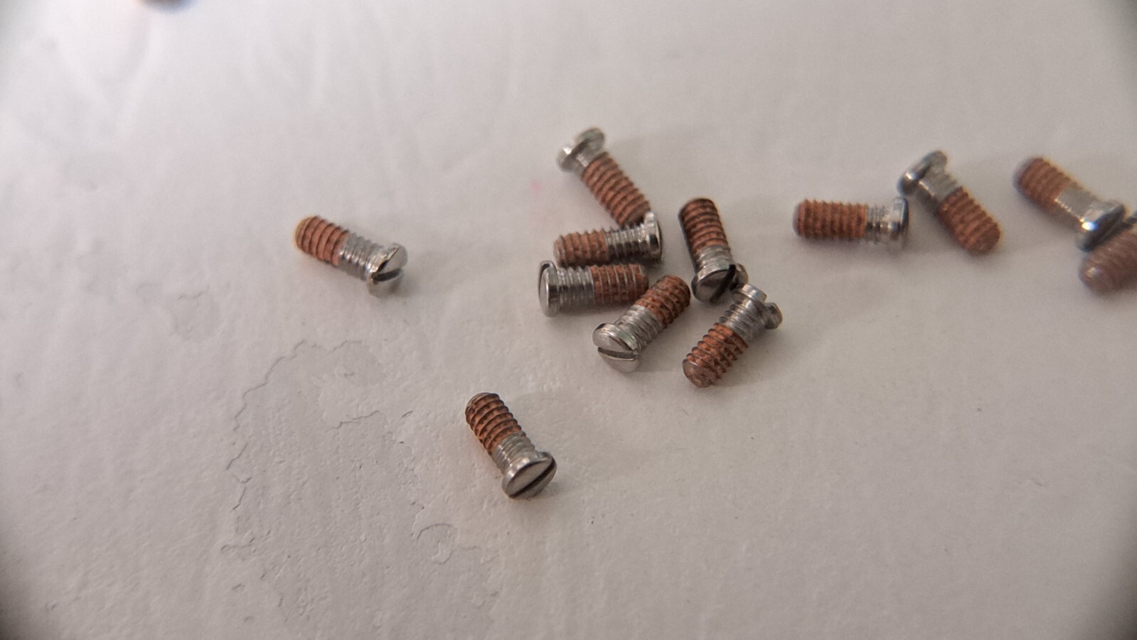 Vis de Fond 120 x 330 2400 L Watch screw for Repair