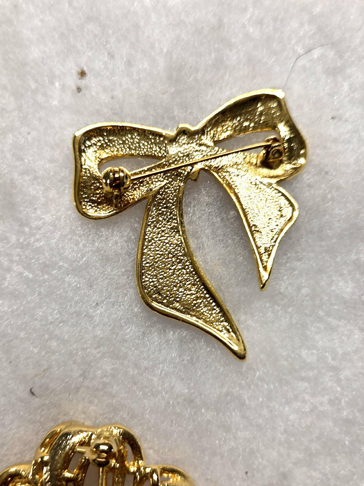 Vtg gold tone enamel Polka Dot Bow Pin