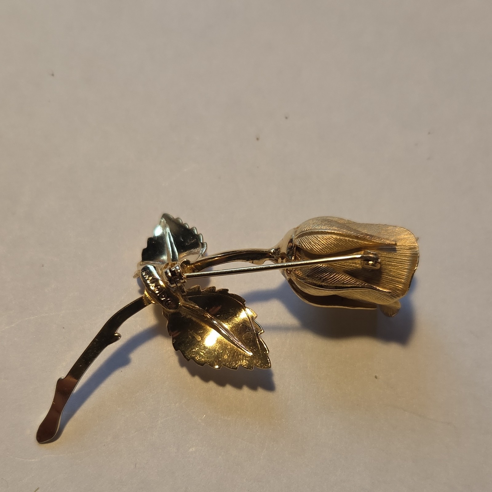 GIOVANN Gold Tone Rose Flower Brooch Pin Metal Leaves Flowers & Plants No Stone