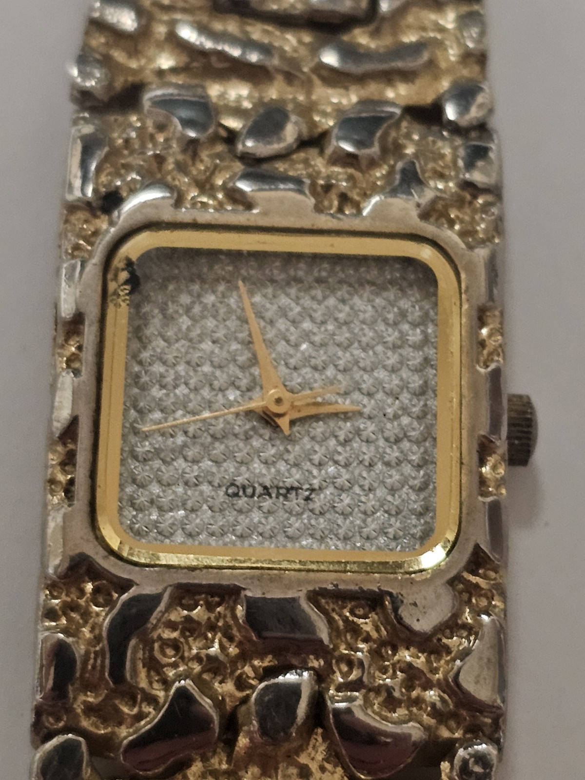 Fashion Wrist Watch for Woman Ladies Gold Band White Face runs