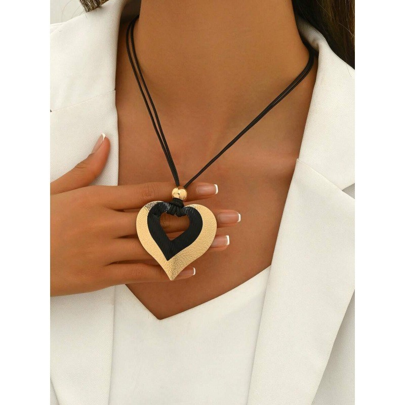 Women’s Retro Heart Pendant Necklace Alloy Fashion Hip Hop Choker Chain Jewelry