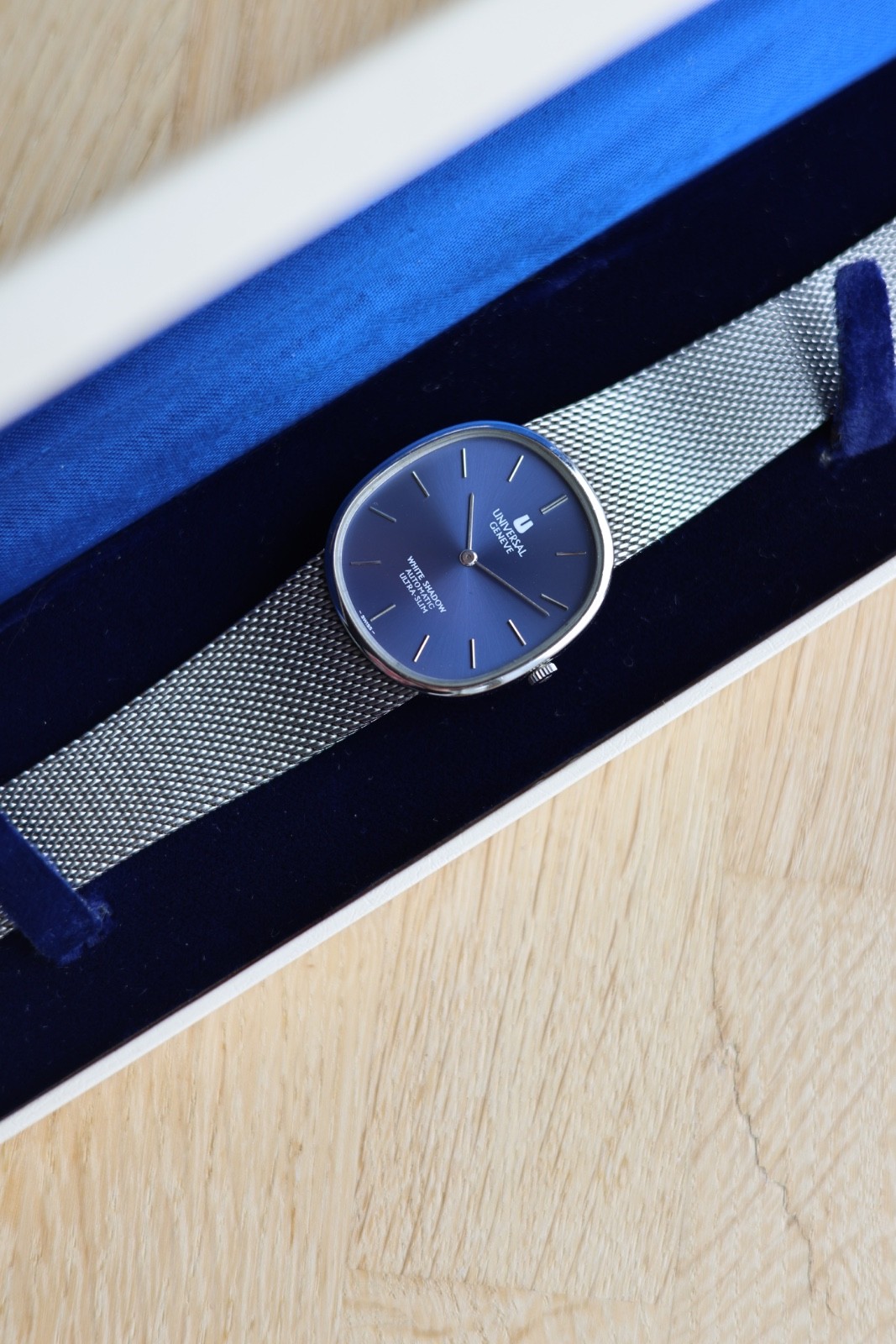universal geneve white shadow ultra thin blue dial NOS