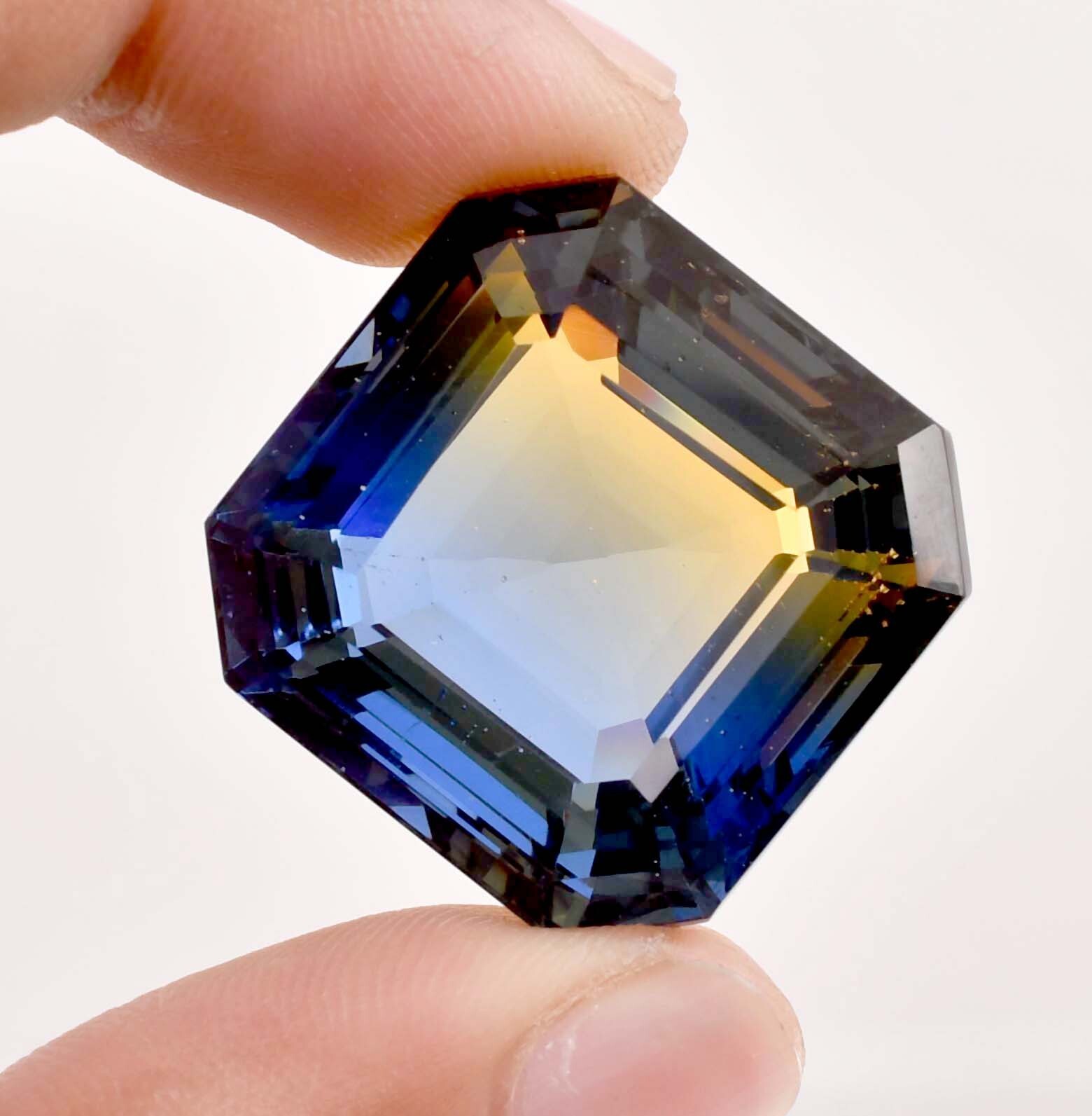 AAA 26 x 26 mm Natural Bi-Color 83.55 Ct Flawless Sapphire Gemstone GITcertified