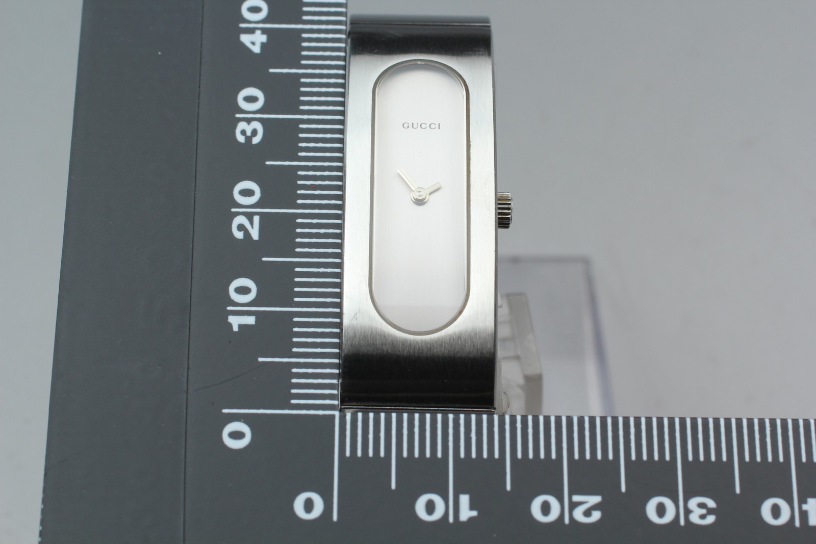 [Near MINT] GUCCI 2400S 14mm Silver Dial Quartz Bangle Women’s Vintage Watch