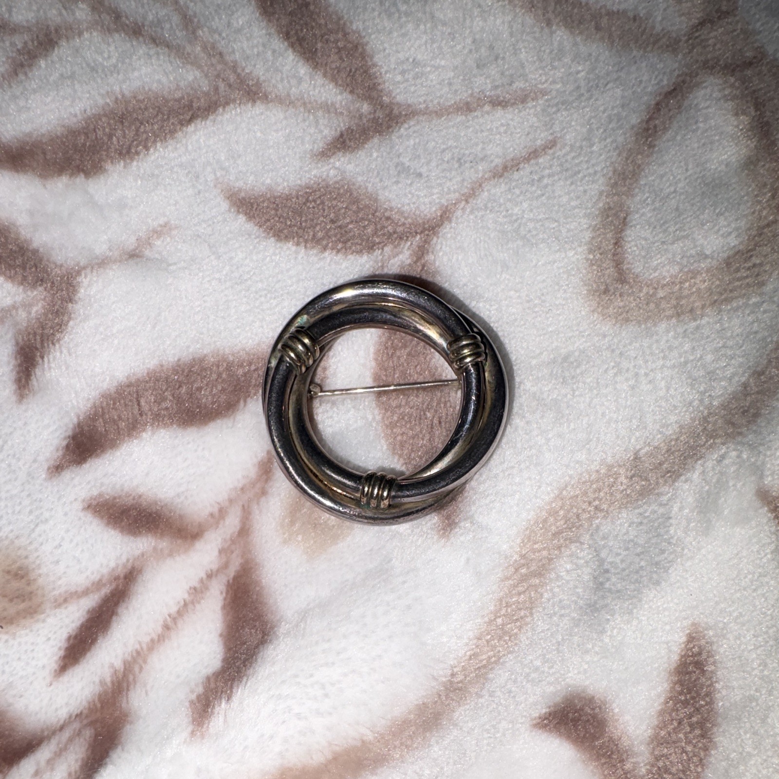 Round Silver Tone Metal Circle Brooch Pin, No Main or Secondary Stones