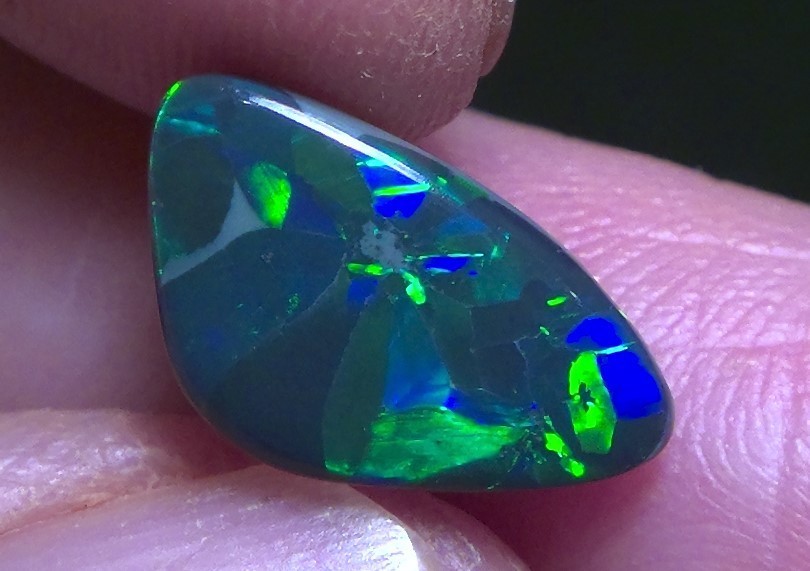2.87cts solid Lightning Ridge TOP GEM black opal, stunning asteria pattern