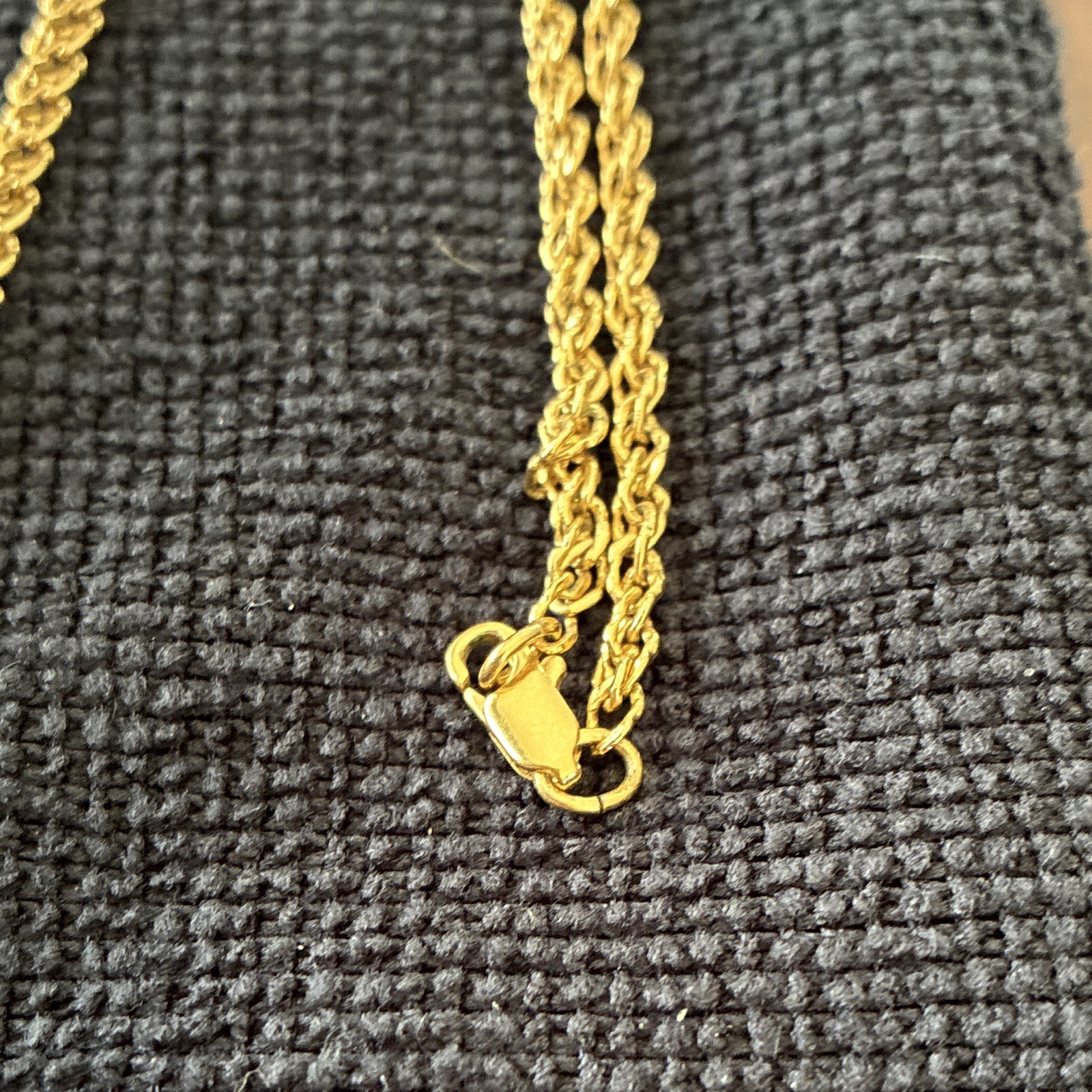 Beautiful Gold Tone, 20 Inch Rope Chain With Pendant ￼