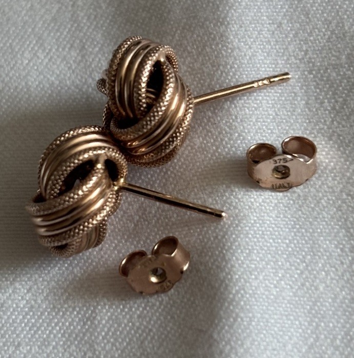 9 carat rose gold love knot stud earrings. 2.1 g.