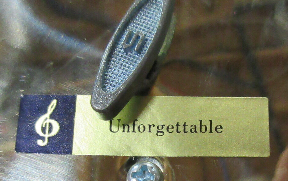 Enesco: Pretty As A Picture: Kissing Couple Music Box: Unforgettable