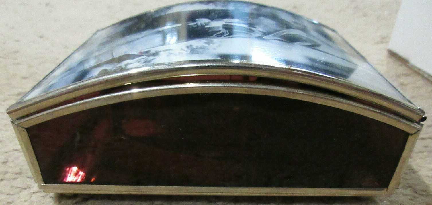 Enesco: Pretty As A Picture: Kissing Couple Music Box: Unforgettable