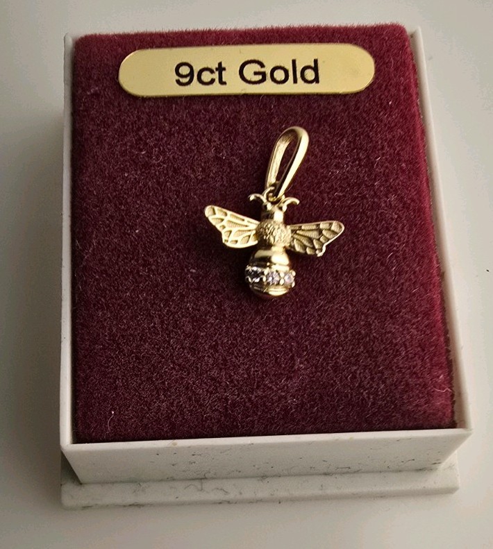 9carat yellow gold 375, small bee pendant, cubic Zirconia set, 1.4 × 1.2 cm