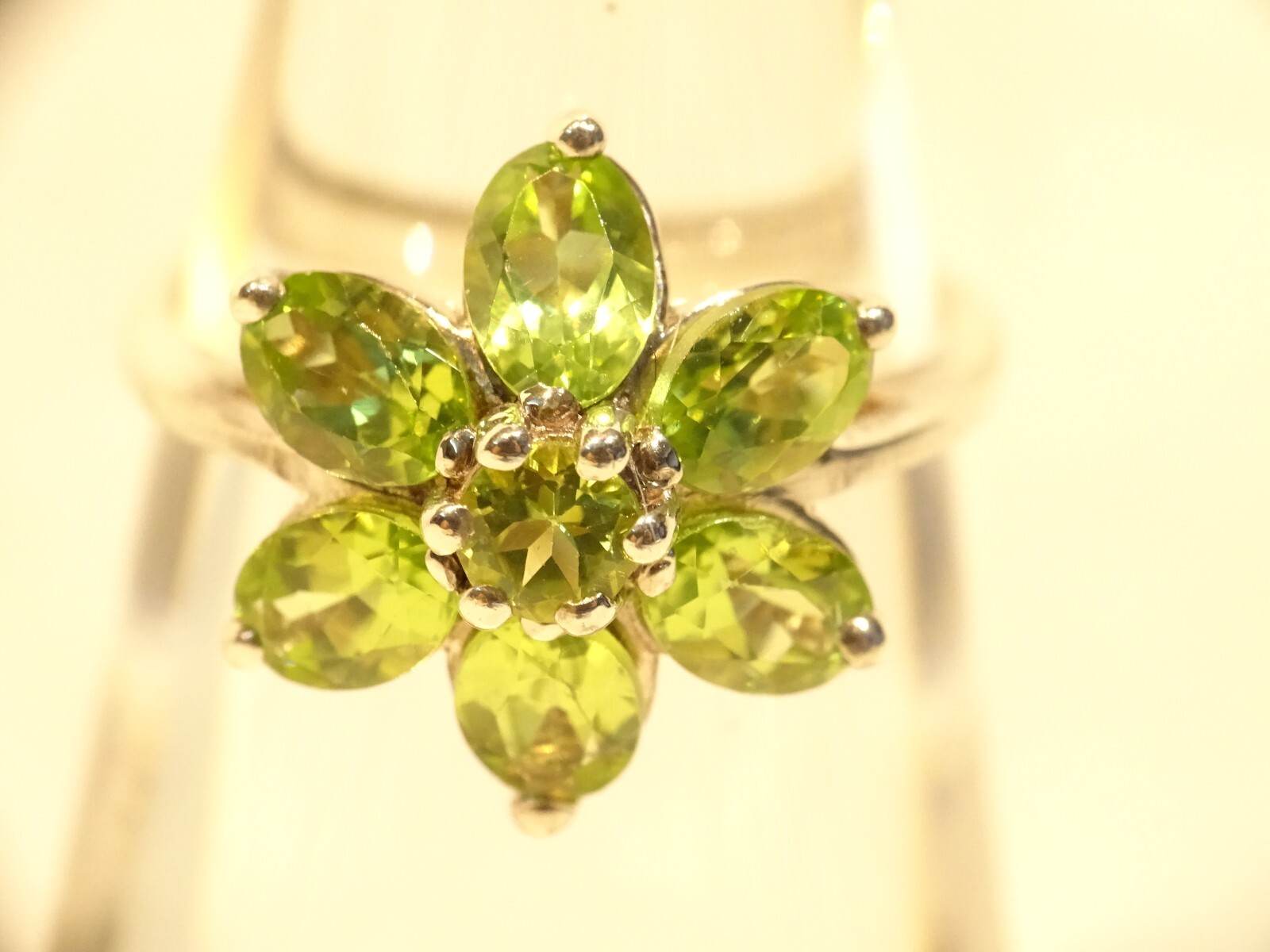 Very Nice Sterling Silver Light Green Tourmaline Classic Flower Size 6 Ring