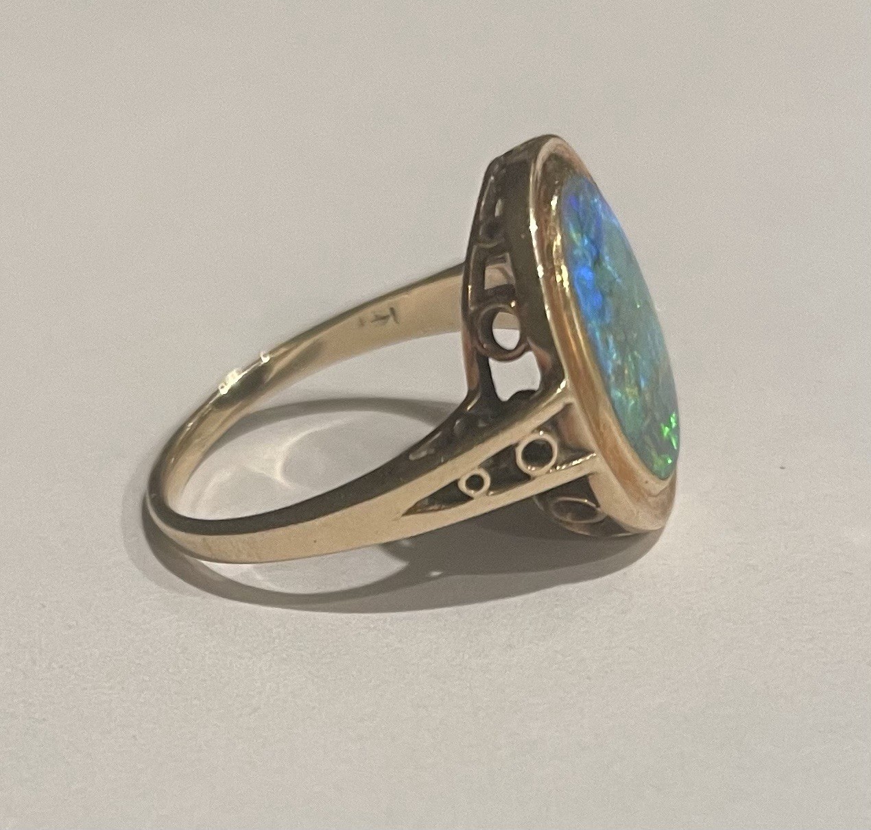 Vintage Opal Blue Green Orange Oval 14K Yellow Gold Bezel Set Ring 4.05 grams