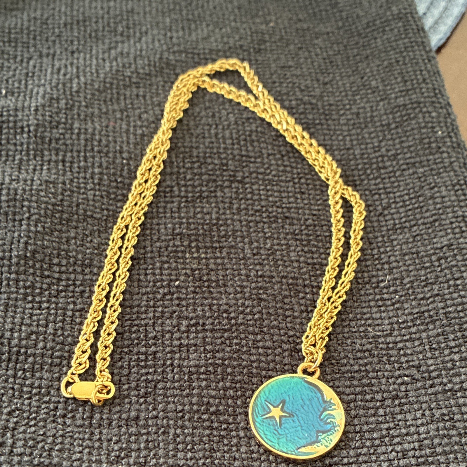 Beautiful Gold Tone, 20 Inch Rope Chain With Pendant ￼