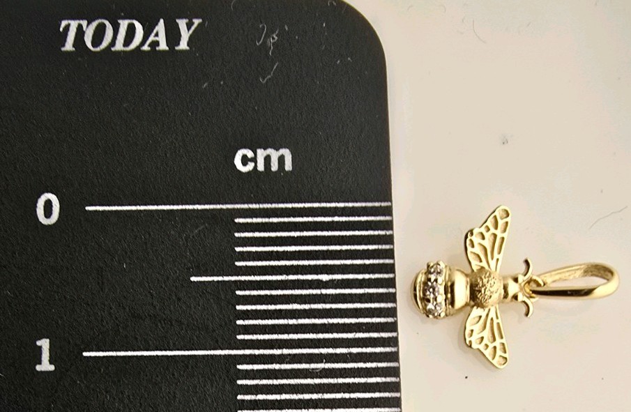 9carat yellow gold 375, small bee pendant, cubic Zirconia set, 1.4 × 1.2 cm