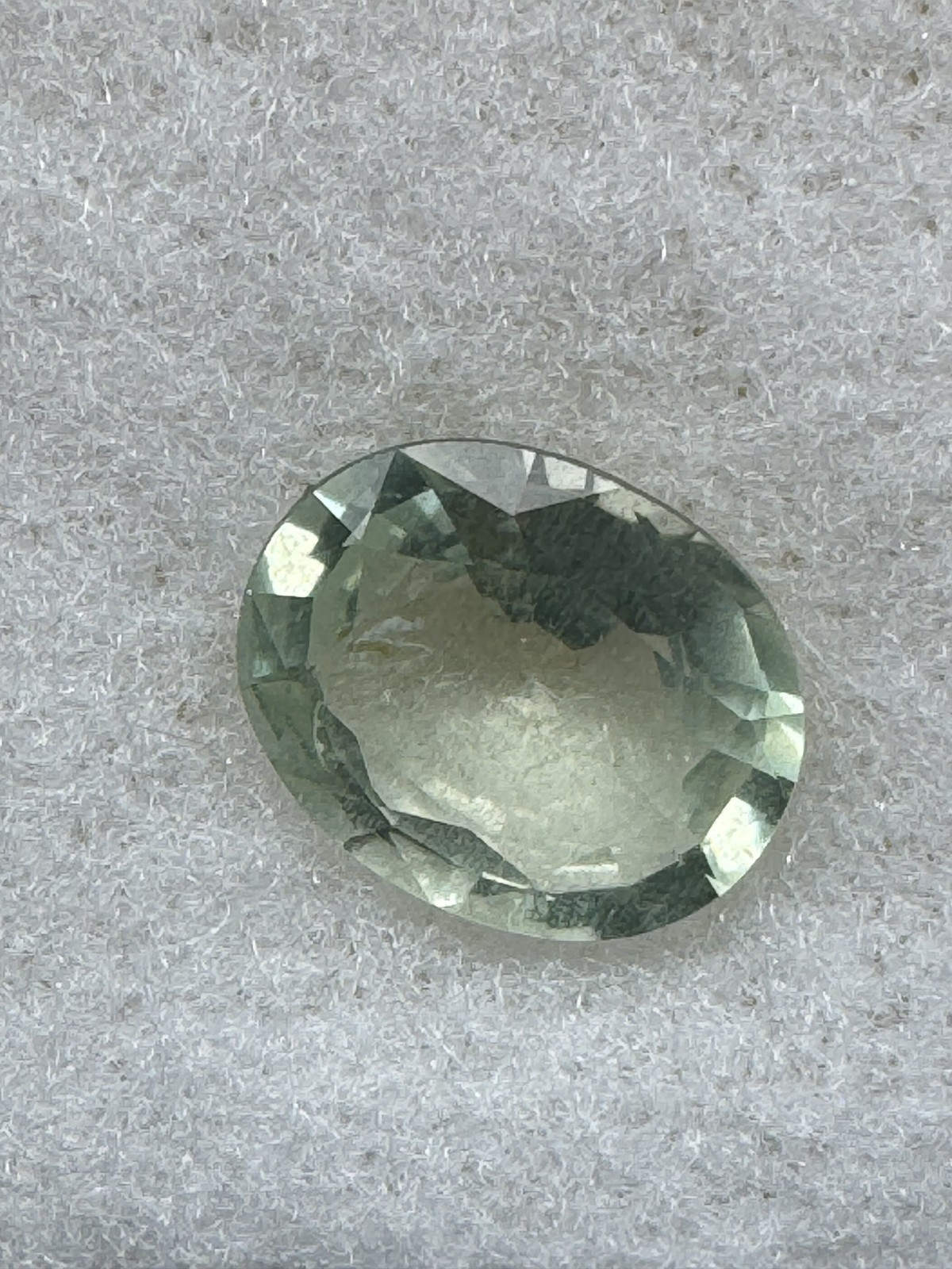 Light Green BERYL. 2.03 Carats, 10 mm x 8 mm, Oval, Very Slight Inclusion.