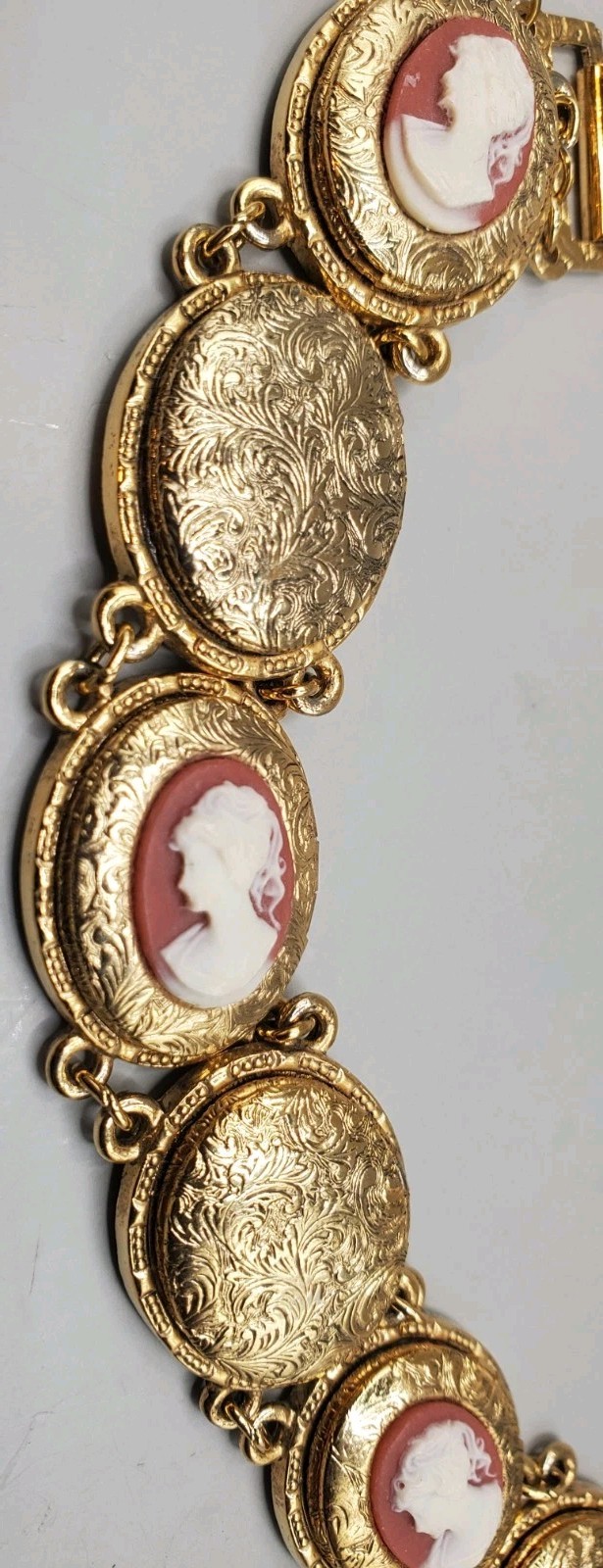 1928 Co. Left Facing Cameo Locket Panel Link Bracelet 7.5″ – Very Good Condition